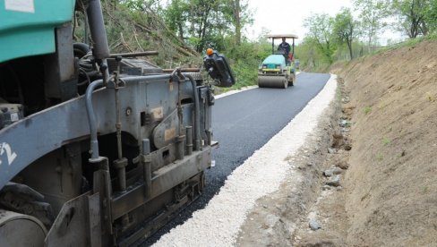 АСФАЛТ СТИГАО У ЛОПАТНИЦУ: Реконструкција сеоских саобраћајница у краљевачком крају