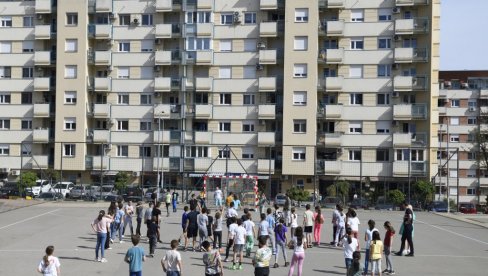 STEPA DOBIJA I DRUGU ŠKOLU: Predstavnici stanara iz voždovačkog naselja u kabinetu premijera