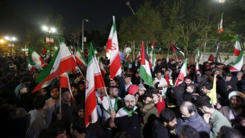 SMRT IZRAELU, SMRT AMERICI: Slavlje na ulicama Irana nakon napada na Izrael  (FOTO, VIDEO)
