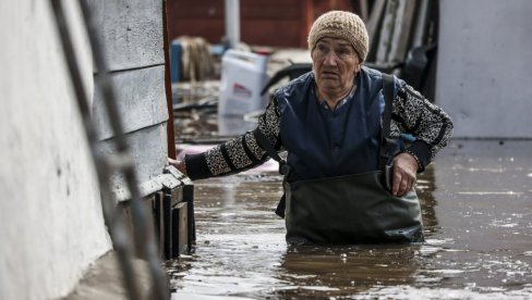 ЕВАКУИСАНО ПРЕКО 100 ХИЉАДА ЉУДИ: Највеће поплаве у последњих 80 година, људи беже главом без обзира да се спасу водене бујице (ФОТО)