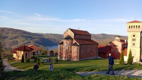 ASFALT ČEKALI 40 GODINA: U Vrutcima, nedaleko od manastira Rujan, dočekali rekonstrukciju puta