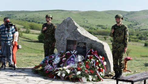 ZA DOMOVINU SU DALI NAJVREDNIJE - ŽIVOTE: Odata počast sedmorici pripadnika 78. motorizovane brigade, stradalim u udaru NATO projektila