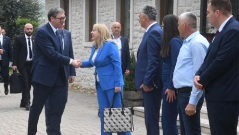 PAŽLJIVO SLUŠAM KOJE SU NJIHOVE POTREBE Vučić razgovarao sa predstavnicima srpske zajednice u Mostaru (FOTO)