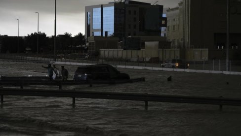 POPLAVE U PUSTINJI: U Omanu stradalo 18 ljudi, među njima i 10 dece, Dubaji pod vodom (FOTO/VIDEO)