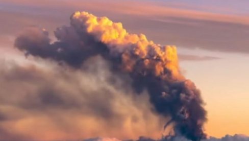 ЦРВЕНА ЛАВА ТЕЧЕ, ОБЛАЦИ ПЕПЕЛА ИЗНАД КРАТЕРА Највиши степен узбуне у Индонезији: Вулкан еруптирао више од три пута за 24 сата (ВИДЕО)
