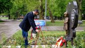 DECU VAM NISMO OPROSTILI: Šapić položio venac na spomenik Milici Rakić (FOTO)