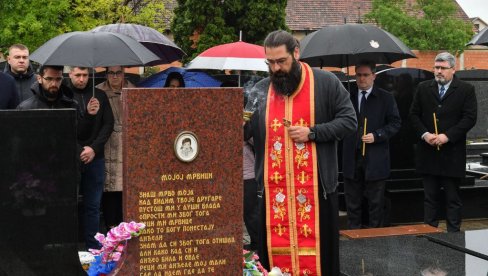 НАЈГОРИ ЈЕ ЗЛОЧИН НАД ДЕЦОМ: Положени венци на гроб мале Милице Ракић, страдале пре 25 година у НАТО бомбардовању