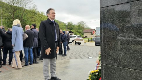 SA NARODOM I U DOBRU I U ZLU: Vasilije Perić, načelnik Ugljevika, na odavanju počasti srpskim žrtvama u Kravici
