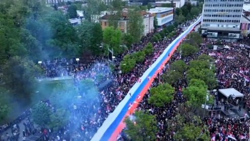 VELIČANSTVEN PRIZOR NA MITINGU SRPSKA TE ZOVE: Razvijena trobojka duga 500 metara (VIDEO)