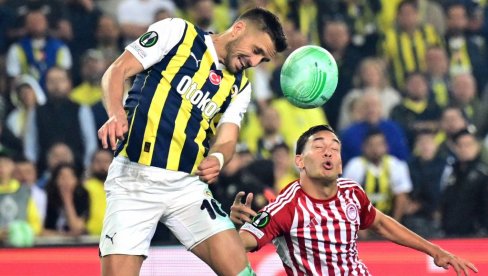 HAOS U FENERBAHČEU ZBOG SRBINA: Tadić i DŽeko zaratili sa trenerom