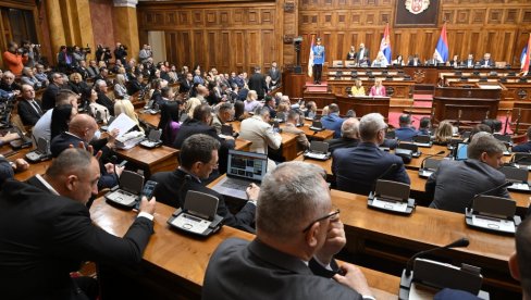 FIZIČKI NAPADI, BRUTALNE PRETNJE, MONSTRUOZNE UVREDE... BLOKADE SE RADIKALIZIJU U toku je sednica Skupštine Srbije (FOTO)