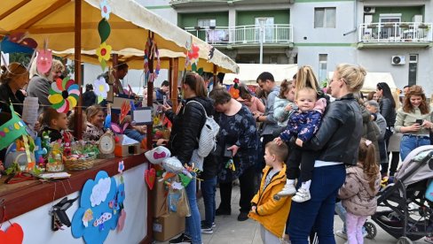 NAJMLAĐI SURČINCI OBRADOVALI SUGRAĐANE: Organizovan bazar-pazar