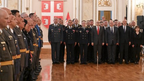СЛАВА И ЧАСТ: Уручена одликовања припадницима Министарства одбране и Војске Србије