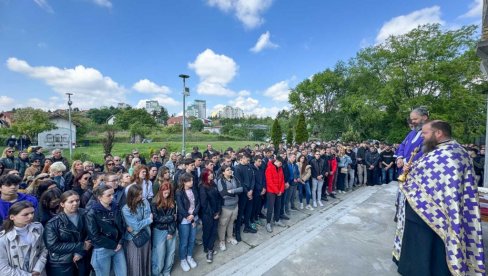 MOLEBAN ZA ĐAKE: Učenici i zaposleni Ginmazije Patrijarh Pavle odali počast tragično stradalima u OŠ Vladislav Ribnikar