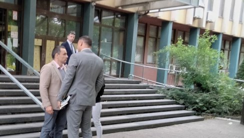 ПОЛИТИЧАР И БИЗНИСМЕН ОСУМЊИЧЕН ЗА СИЛОВАЊЕ: Одложен почетак суђења Срђану Егићу, оштећена није дошла због повреде