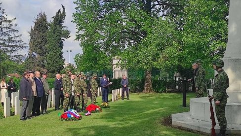 У СЕЋАЊЕ НА ГАЛИПОЉЕ И МИРОВНЕ МИСИЈЕ: Обележавање АНЗАК дана на београдском гробљу Комонвелта