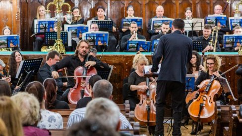 SUBOTIČANIMA POKLONILI VEČE ZA PAMĆENJE : Subotički simfonijski orkestar održao koncert u Velikoj većnici Gradske kuće