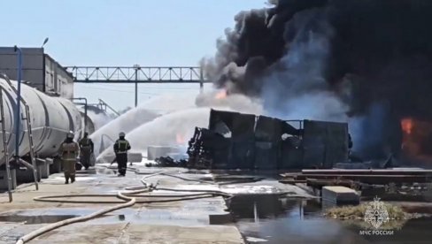 CRNI DIM PREKRIO NEBO: Neviđena drama u blizini ruske rafinerije (VIDEO)