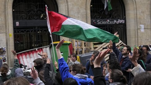 СТУДЕНТИ СКАНДИРАЈУ ГЕНОЦИДНИ ЏО: Академци против политике САД према Израелу, полиција покушавала да разбије демонстрације (ВИДЕО)