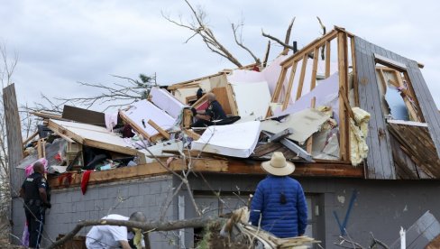 СТРАХОВИТИ СНИМЦИ ИЗ ВАЗДУХА ПОКАЗУЈУ РАЗМЕРЕ КАТАСТРОФЕ: Торнадо опустошио Америку, има мртвих (ВИДЕО)