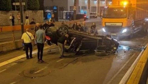 AUTOMOBIL SMRSKAN, PREVRNUO SE NA KROV: Stravična saobraćajna nesreća kod Sajma, građani izvlače ljude iz vozila (FOTO/ VIDEO)