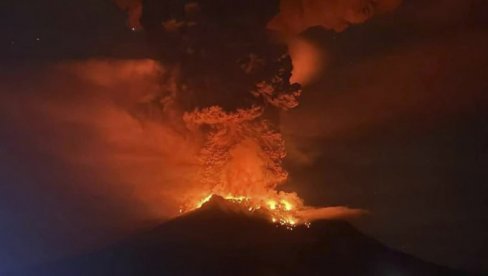 ПРОГЛАШЕН ЧЕТВРТИ НИВО УЗБУНЕ: Ерупција вулкана Руанг у Индонезији (ФОТО/ВИДЕО)