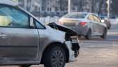 VATROGASCI IZVLAČE ČOVEKA IZ VOZILA: Teška saobraćajna nezgoda u Beogradu