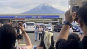 ЉУТИ НА ТУРИСТЕ: Власти јапанског града постављају екран да блокирају поглед на планину Фуџи