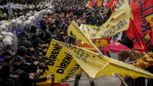 ХАОС У ТУРСКОЈ ЗА ПРВИ МАЈ: Више од двеста људи ухапшено на протестима у Истанбулу, повређено 28 полицајаца (ВИДЕО)