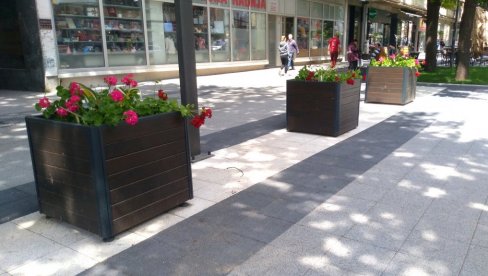 TABAČKA ČARŠIJa: Cvetne žardinjere ulepšale obnovljenu ulicu
