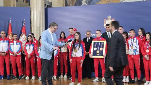 VUČIĆ SA BOKSERIMA: Predsednik ugostio delegaciju Bokserskog saveza Srbije - Hvala vam što ste decu vratili u sale (FOTO/VIDEO)