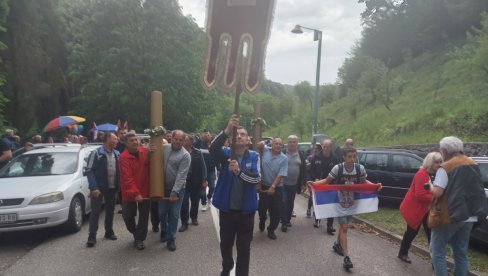 ХИЉАДЕ ВЕРНИКА ДОЧЕКАЛО РАТАРСКЕ СВЕЋЕ: Велика светковина у Манастиру Троноша код Лознице (ФОТО)