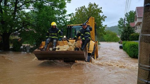 ПРОГЛАШЕНА ВАНРЕДНА СИТУАЦИЈА У ДЕЛУ СВРЉИГА: Излила се река - поплављено 40 домаћинстава (ФОТО)
