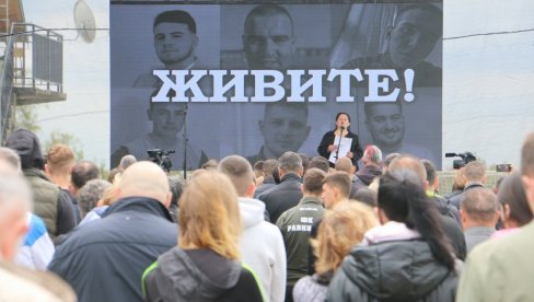 ORAŠJE GRCA U SUZAMA: Prikazan film Nebeska družina, tačno u 11h oglasile se sirene (FOTO)