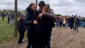 NEOPISIVA TUGA: Zagrljaj roditelja Eme Kobiljski i majka Nikole Milića (VIDEO)