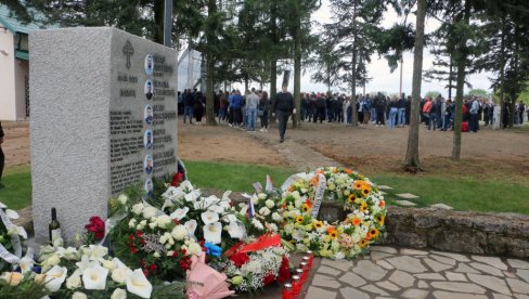 ДАНАС ОБЕЛЕЖАВАЊЕ ДРУГЕ ГОДИШЊИЦЕ МАСОВНОГ УБИСТВА У МАЛОМ ОРАШЈУ И ДУБОНИ: Сећање на жртве које не смеју да се забораве
