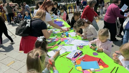 УСКРШЊЕ ЈАЈЕ У ЦЕНТРУ ЗРЕЊАНИНА: Одржан фестивал пред више хиљада малишана и њихових родитеља
