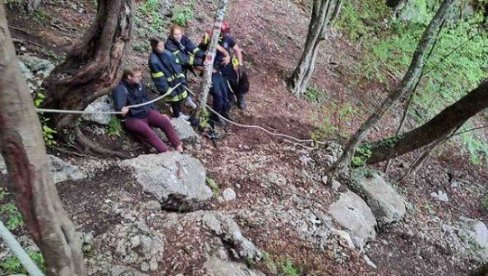 ПРОНАЂЕНО ТРОЈЕ РУСА У ОВЧАРСКО-КАБЛАРСКОЈ КЛИСУРИ: Заглавили се на неприступачној локацији, ватрогасци из Чачка брзо реаговали (ФОТО)