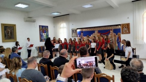 VASKRŠNJI KONCERT U PARAĆINU: Veličanstven nastup učenika OMŠ „Milenko Živković“ (FOTO)