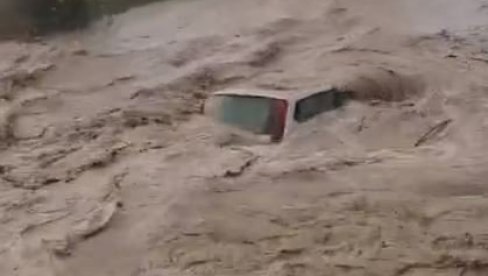 POPLAVE U KOMŠILUKU: Jedna osoba poginula - stotine ljudi evakuisano