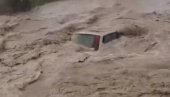 VETROVI NOSILI KROVOVE, ČUPALI DRVEĆE Jako nevreme i poplave u komšiluku: Jedna osoba poginula - stotine ljudi evakuisano (VIDEO)