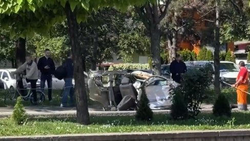 AUTOMOBIL PREPOLOVLJEN, LEKARI SE JEDNOJ OSOBI BORE ZA ŽIVOT: Jeziv snimak sa mesta teške saobraćajne nesreće (VIDEO)