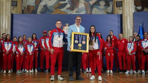 ПРЕДСЕДНИЧЕ ВУЧИЋУ, ХВАЛА ТИ! Влада Републике Србије наградила боксерске шампионе и њихове тренере за успехе на Европском првенству