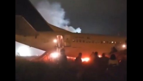 POJAVIO SE JEZIV SNIMAK: Avion gori dok putinici u panici beže da spasu živu glavu (VIDEO)