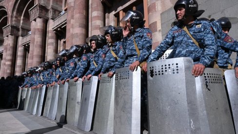 ОТЕО ПУШКУ, ПА РАНИО ПОЛИЦАЈЦЕ Ужас у Јерменији: Страни држављанин изазвао хаос у полицијској станици