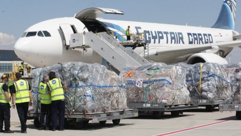 OSTATAK ĆE BITI TRANSPORTOVAN I BRODOM: Drugi avion sa pomoći iz Srbije za Gazu čeka poletanje za Egipat (FOTO)