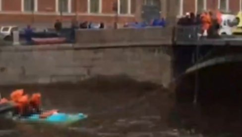 PRI PADU AUTOBUSA U REKU POGINULO SEDMORO OSOBA: Jezivi detalji nesreće u Sankt Peterburgu  (VIDEO)