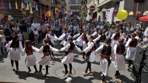 DRUŽENJE I ZABAVA ZA KOMŠILUK I GOSTE: Na Starom gradu održana tradicionalna manifestacija Jevremova - Ulica susreta