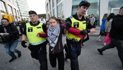 GRETU TUNBERG POLICIJA ODVELA SA PROTESTA ISPRED ARENE U MALMEU: Nekoliko hiljada okupljenih nosi palestinske zastave (FOTO)