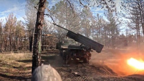 RUSKA ARTILJERIJA NA DELU: Jedinica gađala položaje ukrajinske vojske na frontu u Hersonu (VIDEO)
